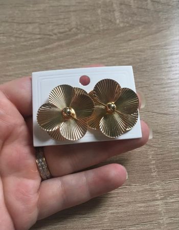 Boucles d’oreilles NEUVES pour femme forme de fleurs 🌼 couleur doré