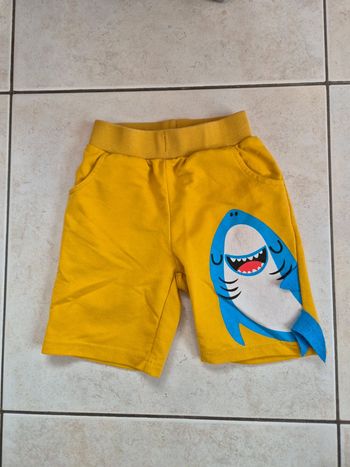 Short jaune requin