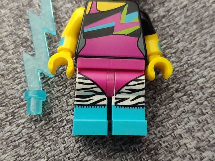 Figurine femme jogging multicolore - vrai Lego - photo numéro 5