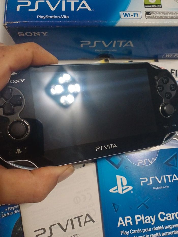 PS Vita Wi-Fi PCH-1004 en boite - photo numéro 4