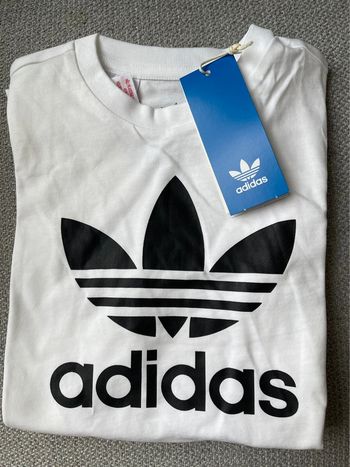 T-shirt blanc adidas originals avec le fameux logo en noir, neuf & étiquetté, taille 3-4 ans