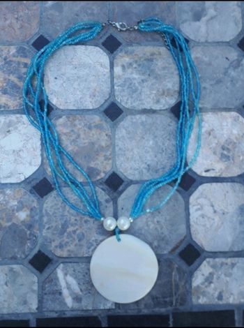 Collier bleu