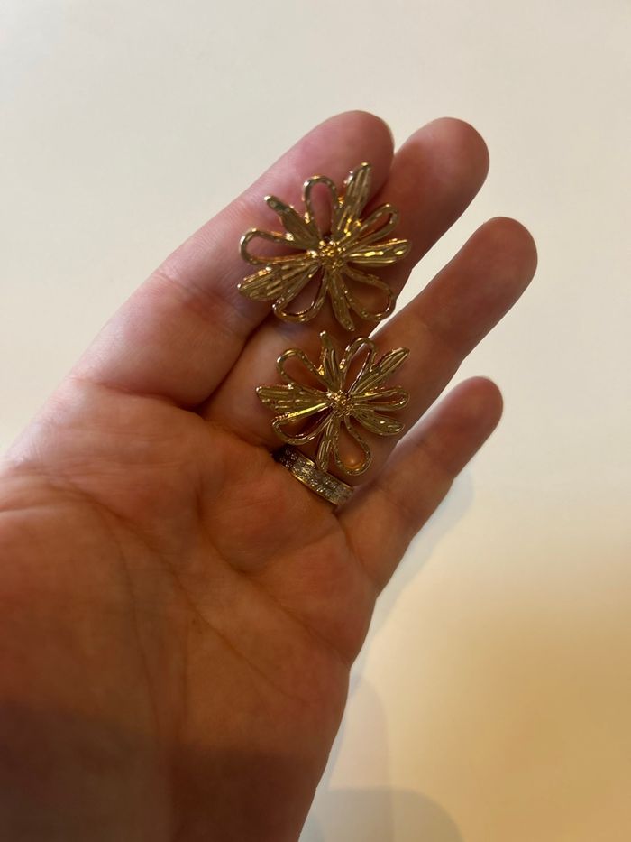 Boucles d’oreilles NEUVES pour femme forme de fleurs 🌼 couleur doré - photo numéro 6