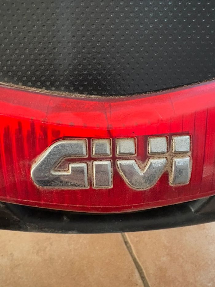 Top case GIVI - photo numéro 2