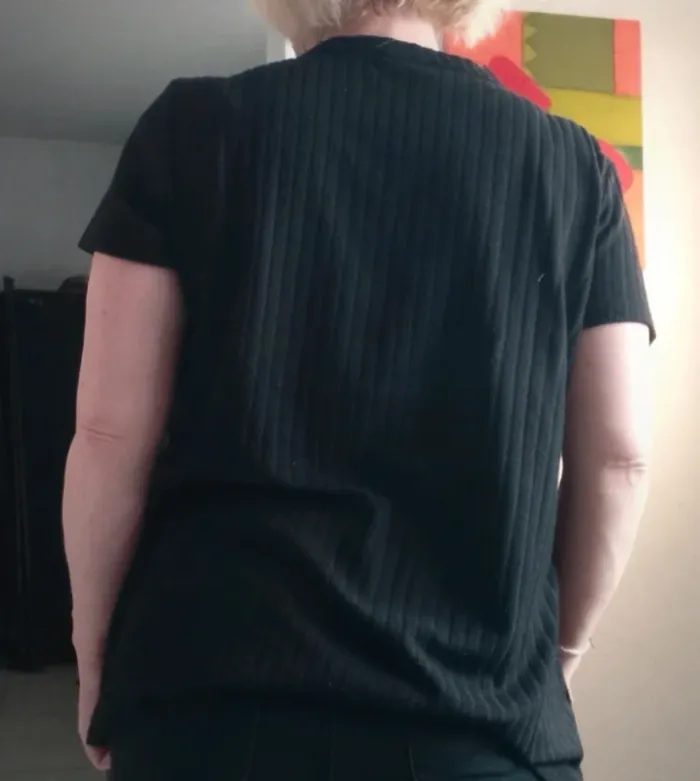 Superbe Tee-shirt noir léger simple à porter taille M - photo numéro 3