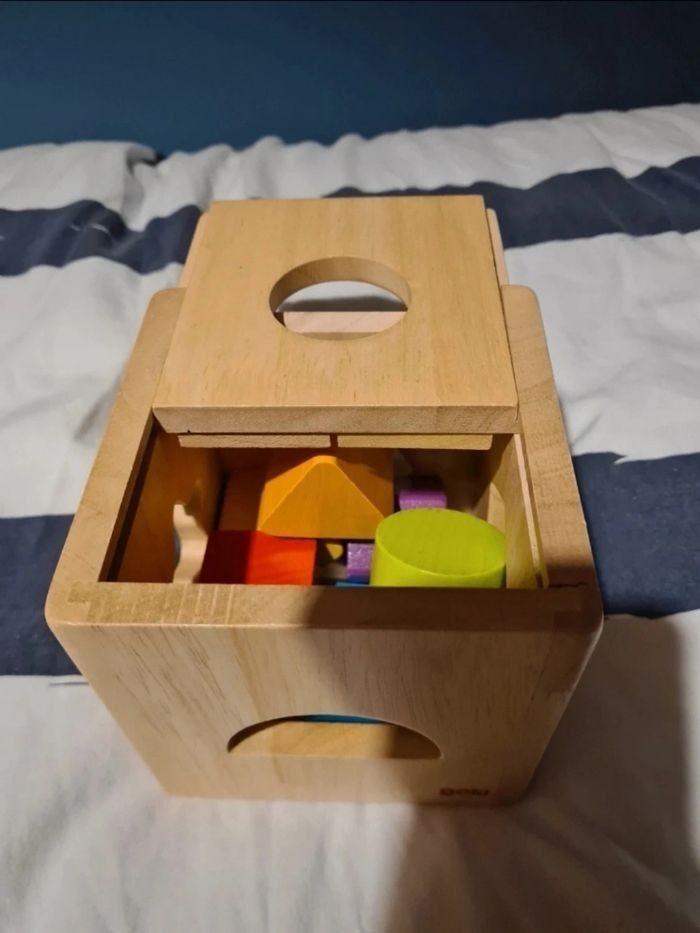 Jeu en bois - a empiler et a encastrer des formes