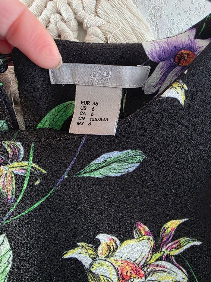 Jolie robe droite noire et fleurie H&M taille 36 - photo numéro 7