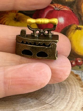 Fer  à repasser, miniature, rétro pour maison de poupée