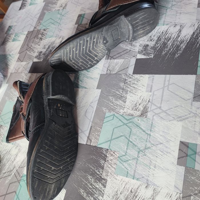 Boots noires et marron avec fermeture éclaire
San marina 38 - photo numéro 2