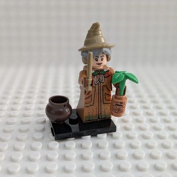 Figurine Harry Potter : Professeure Chourave et sa mandragore, style lego