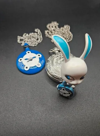 Lot lapin 🐰 (montre, figurine et collier)