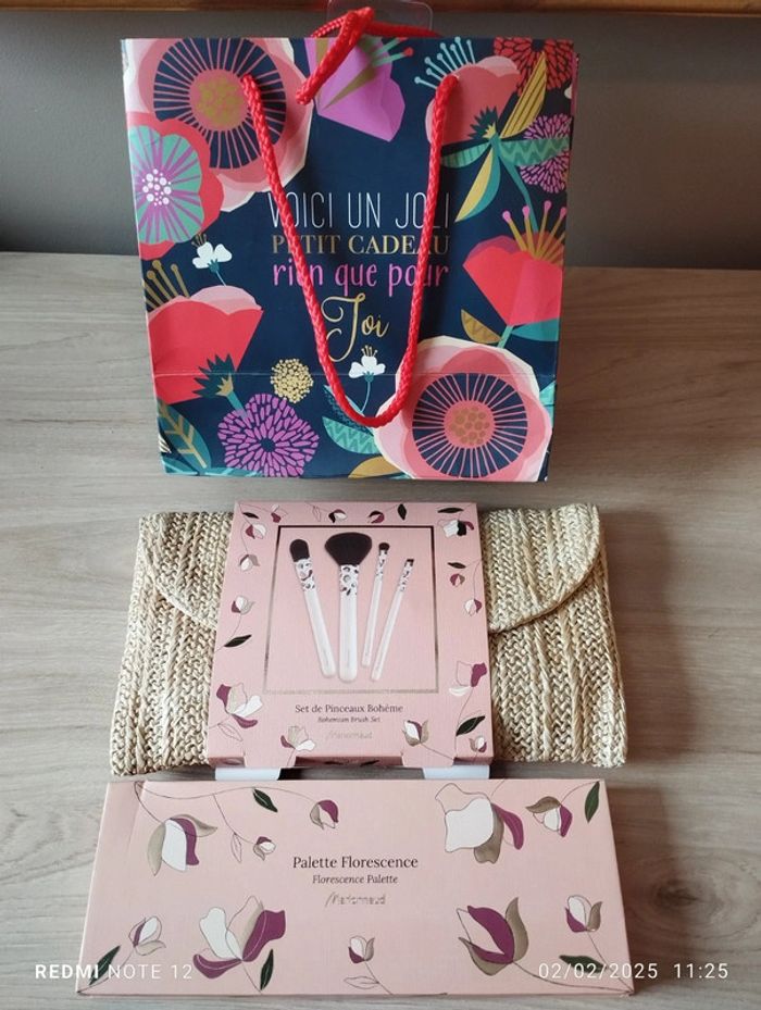 Pochette cadeau avec maquillage bohème Marionnaud neuf