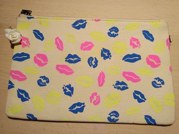 Trousse plate style "Y2K" - motif de "lèvres" fluos 💙🩷💛 - marque "Eternel"