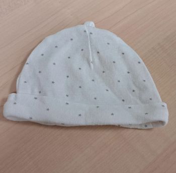 Bonnet de naissance blanc à étoiles grises