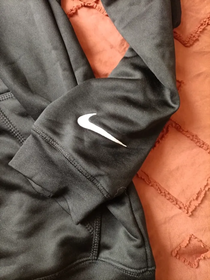 Joli sweat à capuche Nike taille enfant XL - photo numéro 3