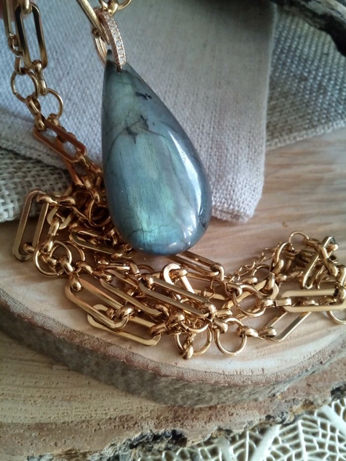 Collier pierre de labradorite bleuté forme goutte
