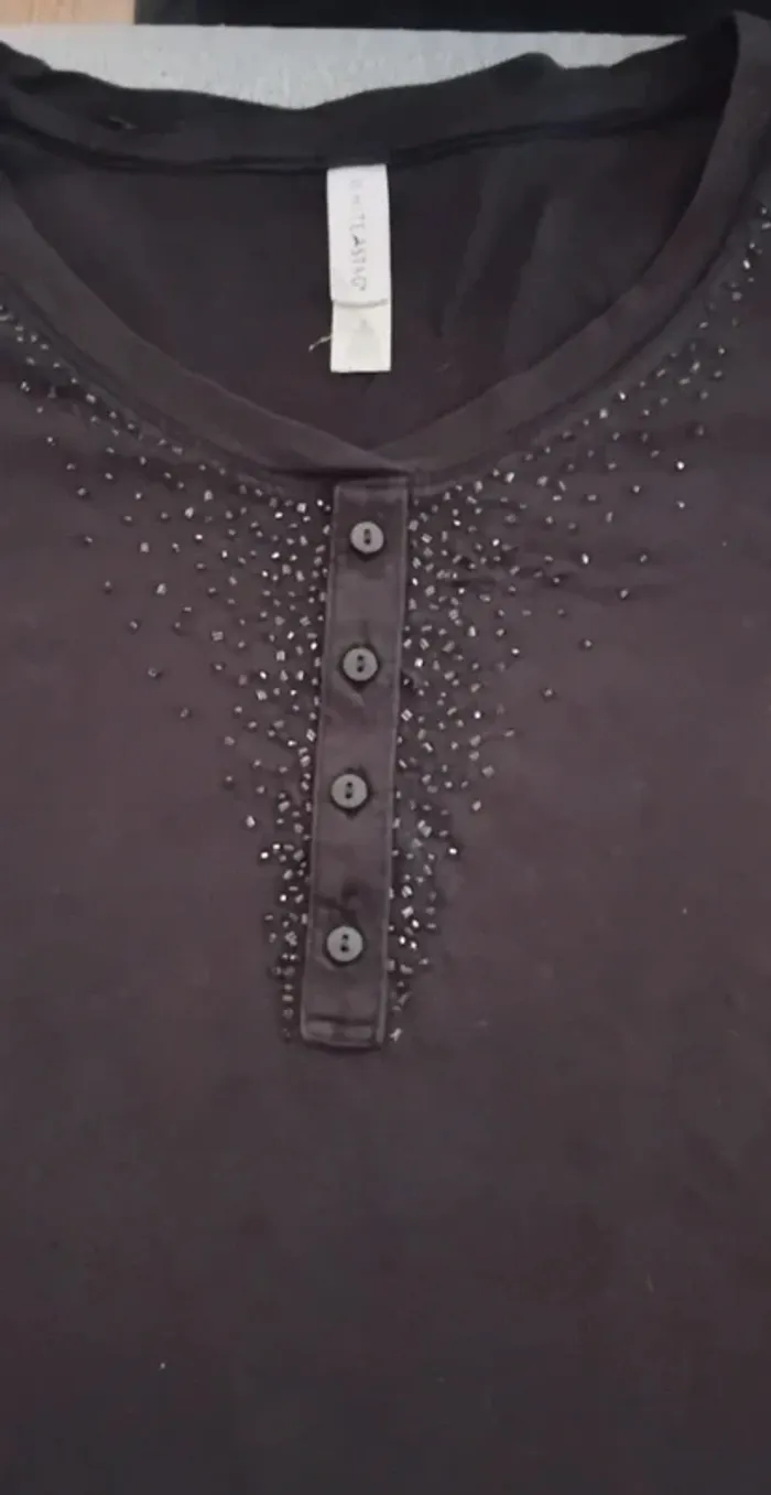 Joli petit Tee-shirt noir en parfait état taille 38 - photo numéro 2
