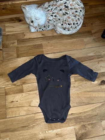 Joli body gris kiabi 3 mois très bon état