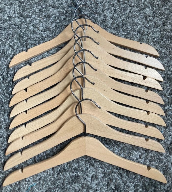 Lot de 19 cintres en bois