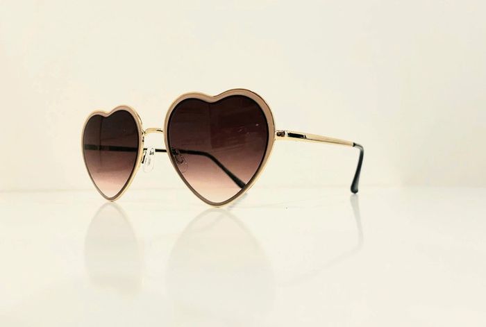Lunette de soleil femme cœur beige et dorée verres dégradés UV protection catégorie 3
