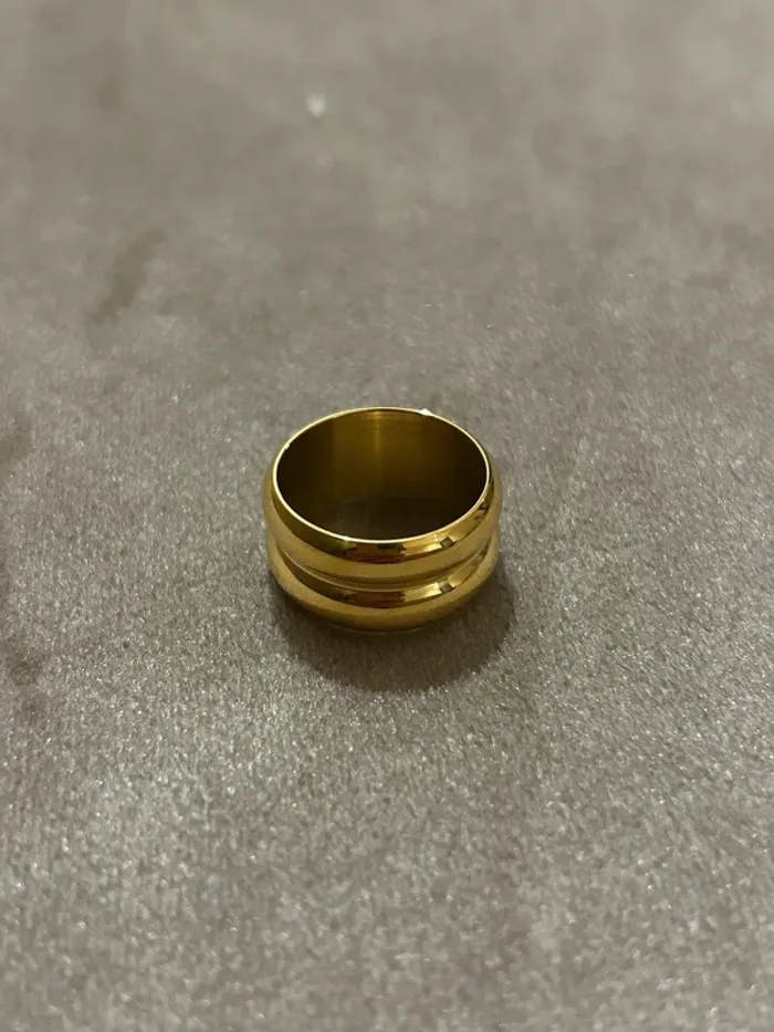 Bague dorée en acier inoxydable 7g - Neuve