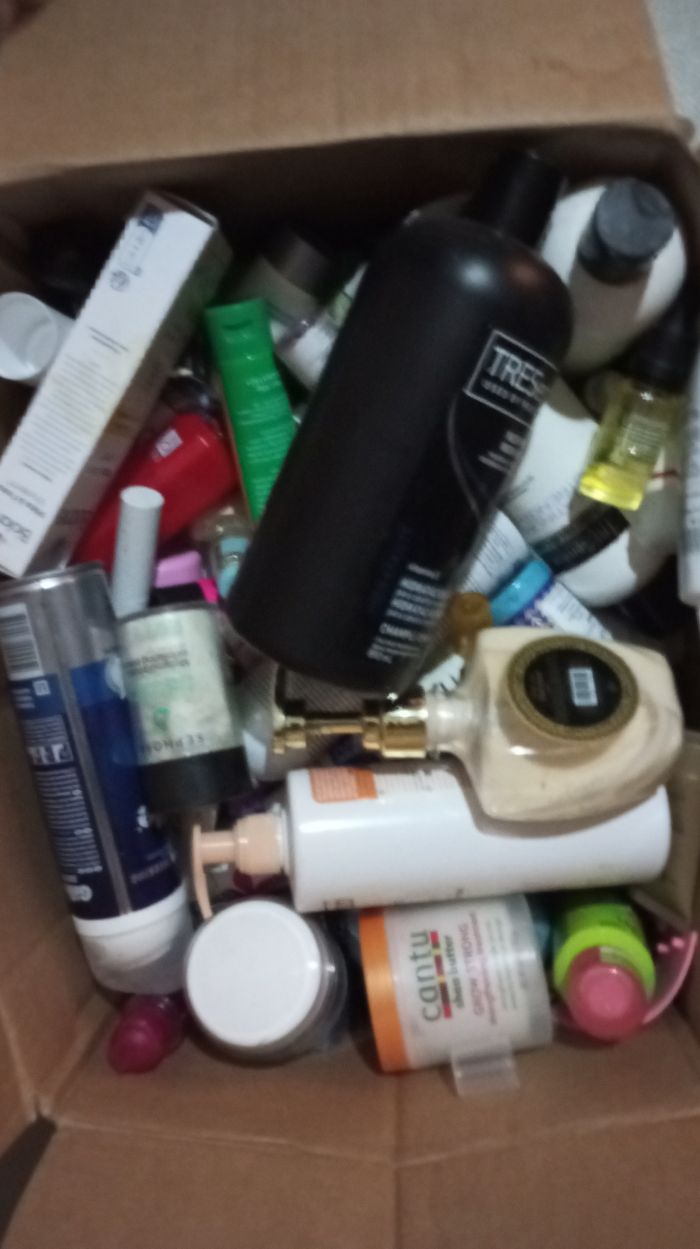 Lot de vêtements taille mix ado 11 vêtements taille unique 38 et articles au choix produits cosmétiques occasion date passer je savais pas où le jeter donc je fait les carton pour 25 euros - photo numéro 3