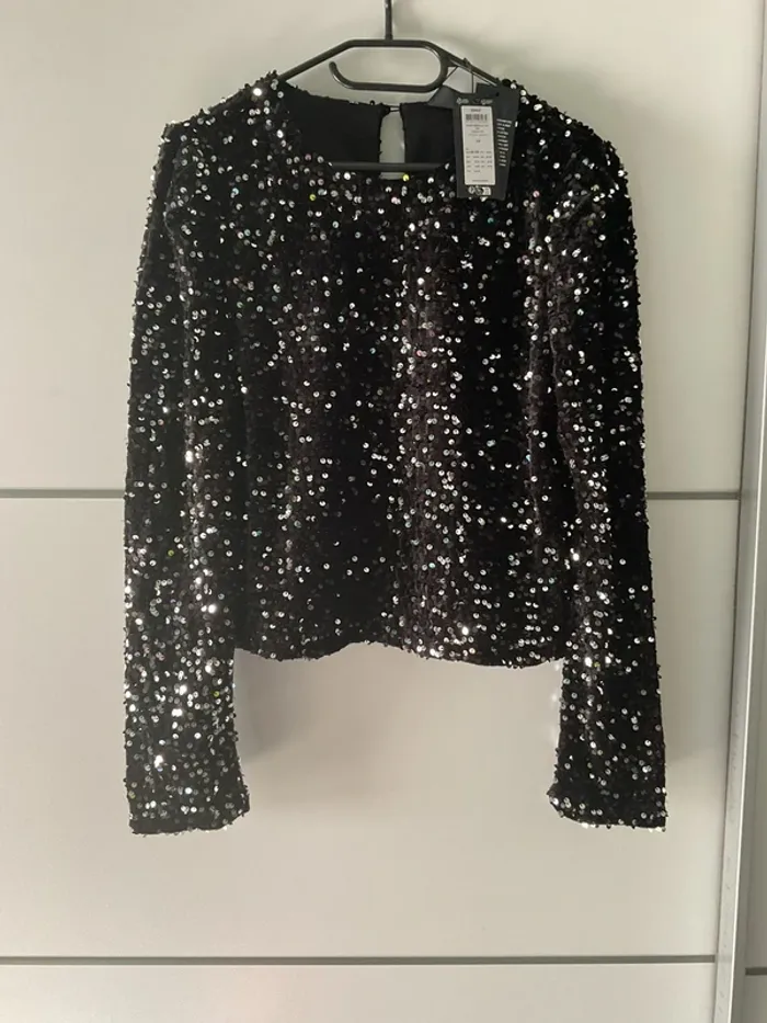 Blouse courte à sequins