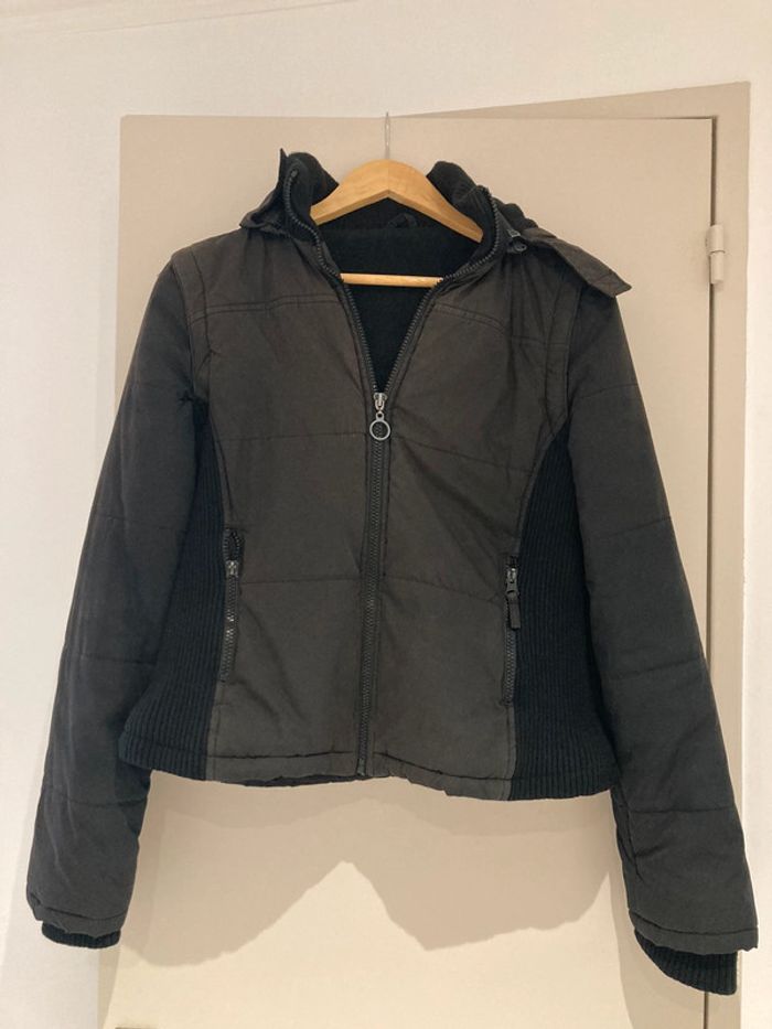 Blouson noir avec capuche