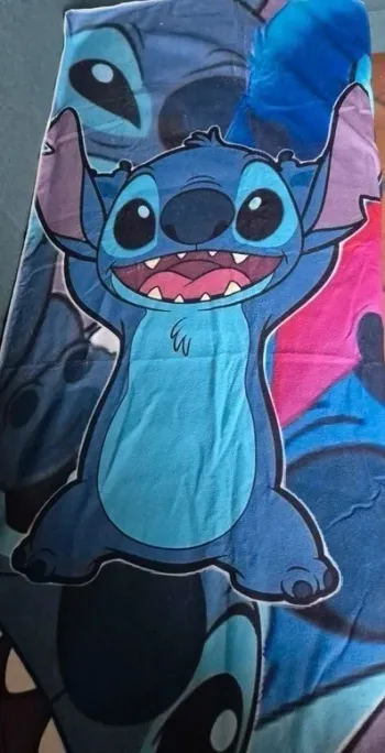 🌴 Serviette de plage Stitch – Fun, Douceur & Soleil !