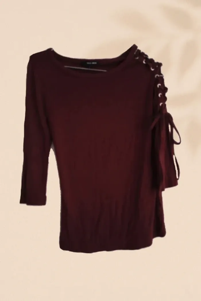 T-shirt bordeaux une manche à lacets