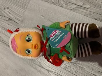 Poupée Cry Babies Tiny Cuddles Noël Noelle - 23 cm, pleure de vraies larmes, pyjama rouge et vert à