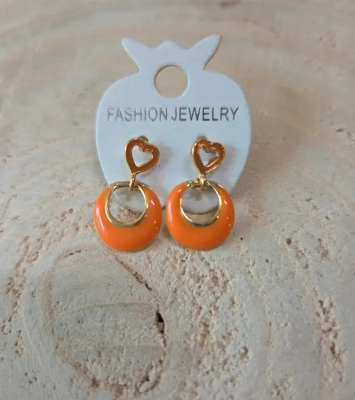 Boucles d’oreilles dorées avec pendentif orange – chic & élégantes