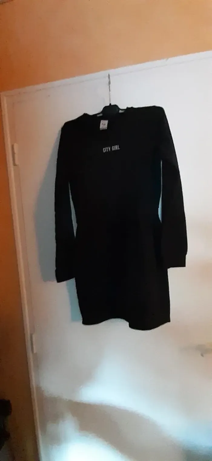 Robe chaude noire City Girl Mi longue