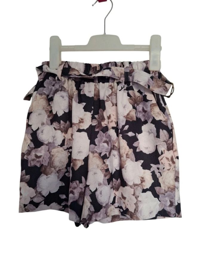 Short en crepe fleuris noir beige violet lilas kiabi taille S 36