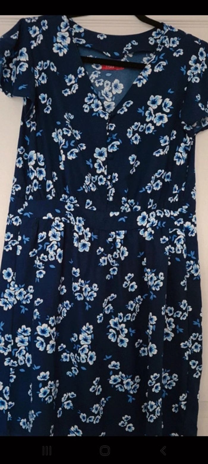 Robe bleue fleurie
