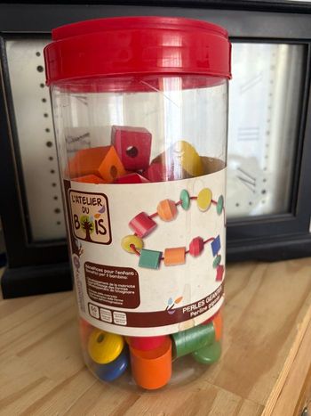 Perles à enfiler en bois