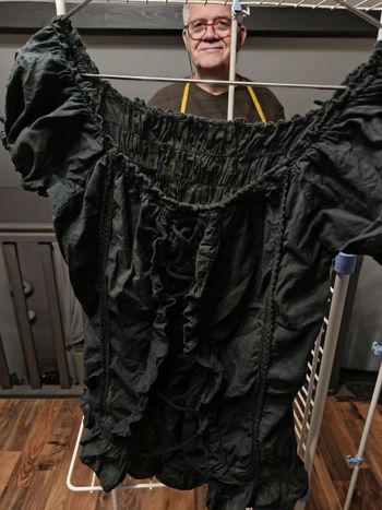 Haut noir lacets et frou frou à l'avant taille M