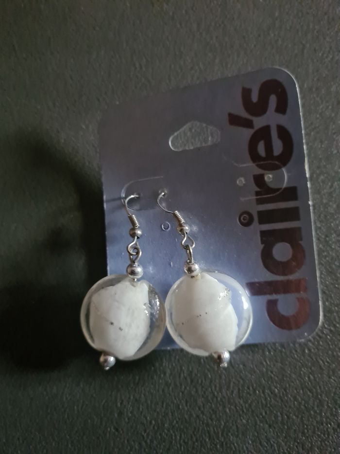 Boucles d'oreilles. Boules plates  en verre. Blanc. 4 cm. Claire's. Neuf - photo numéro 2