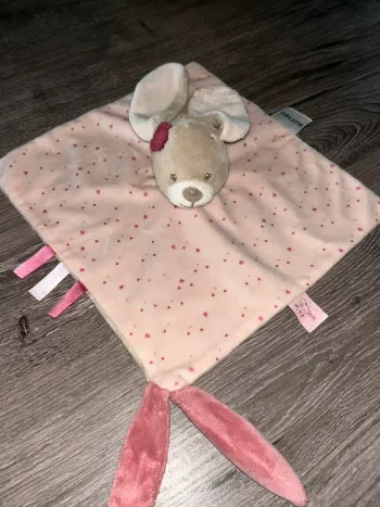 Doudou plat Lapin Nina rose beige attache tétine NATTOU