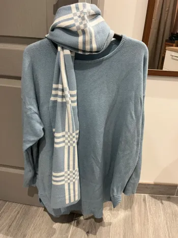 Pull + écharpe à carreaux