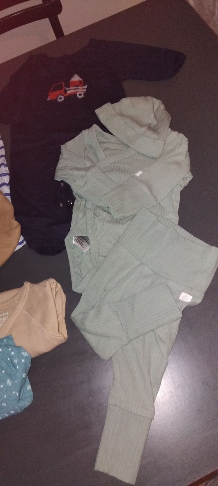 Lot vêtements bébé 0/1 mois - photo numéro 2