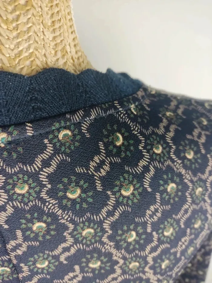 Blouse manches 3/4 à volants motifs graphiques sur fond bleu nuit taille 36 Riu - photo numéro 5