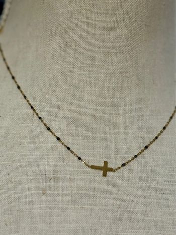 Collier perles résine noires croix horizontale acier inoxydable or