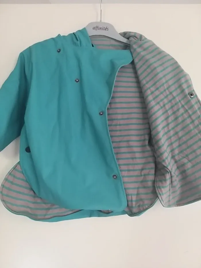 Jolie veste imperméable à capuche en 24 mois - photo numéro 2