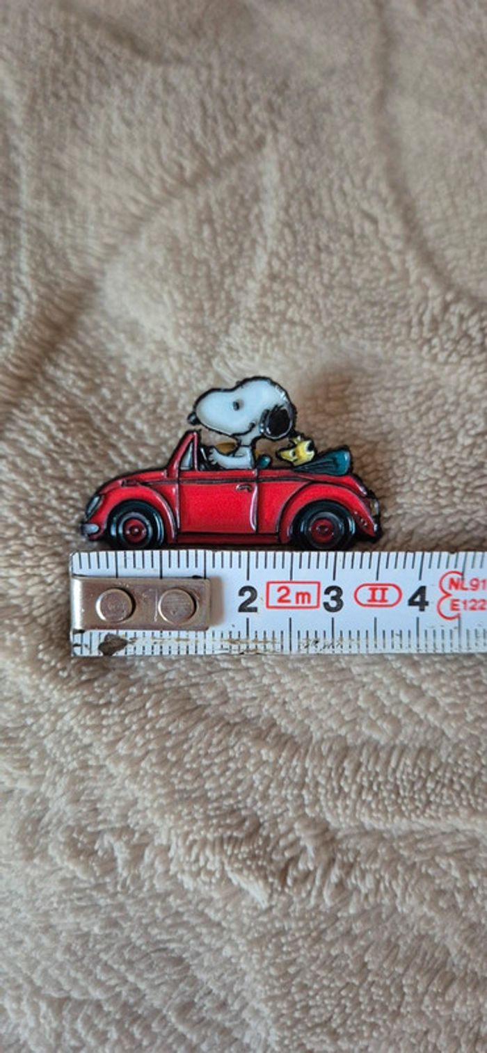 Broche ou pin's Snoopy en voiture 🚗. - photo numéro 5