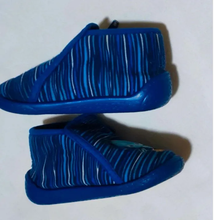 Chaussons bleu garçon pointure 20 - photo numéro 3