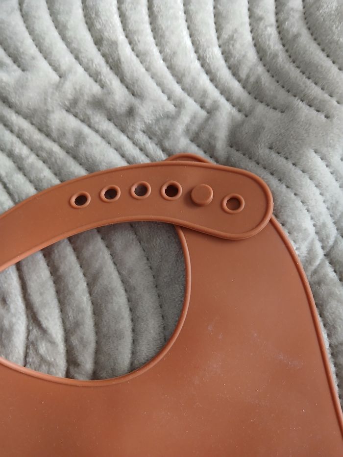 Bavoir marron en silicone - photo numéro 2