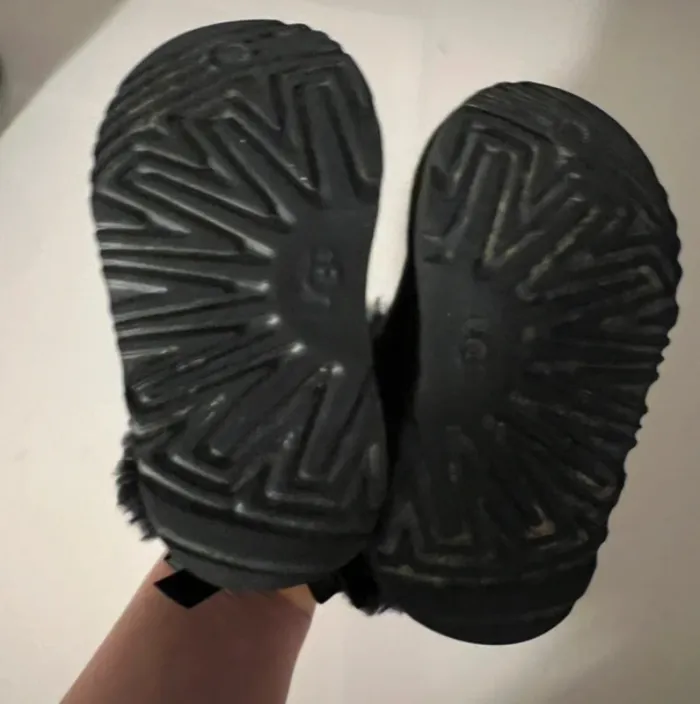 Botte enfant Ugg noir pointure 23,5 - photo numéro 3