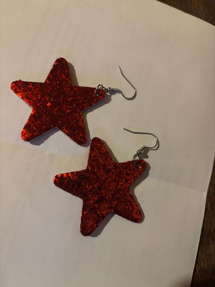 Boucles d’oreilles forme étoiles rouges - photo numéro 2