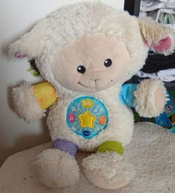 Une peluche interactive mouton